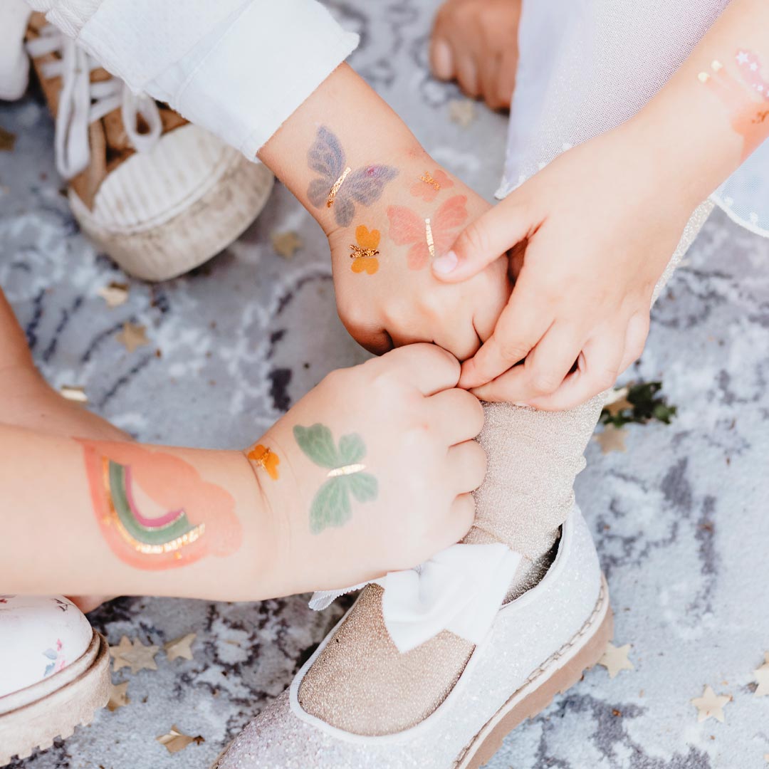 Tatuajes temporales de mariposas doradas y pastel para fiesta de unicornio