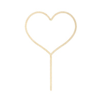 Detalle de la silueta minimalista del topper de tarta de madera corazón calado