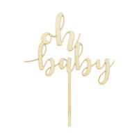 Detalle de la inscripción Oh Baby en letra cursiva calada sobre madera natural