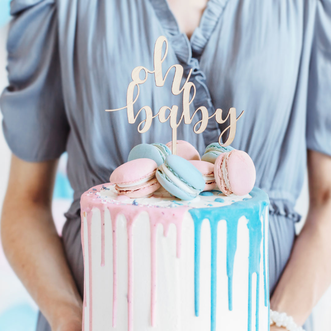 Topper de madera Oh Baby decorando tarta de baby shower elegante