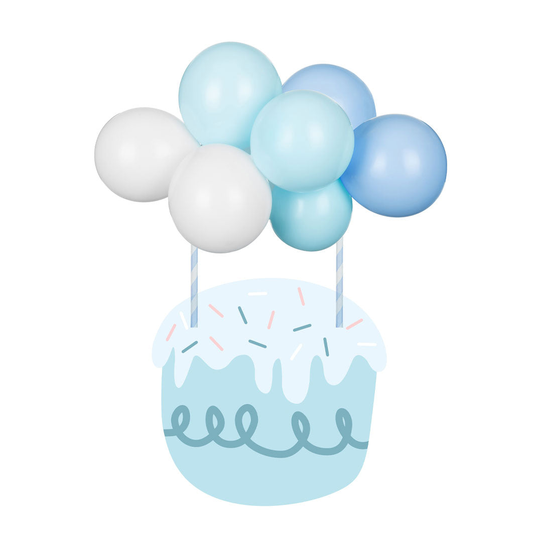 Detalle del topper de tarta de globos en tonos azul cielo azul y blanco