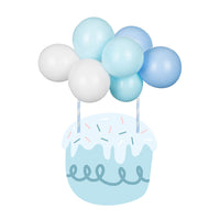 Detalle del topper de tarta de globos en tonos azul cielo azul y blanco