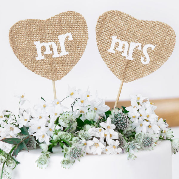 Topper de yute Mr & Mrs decorando tarta de boda rústica