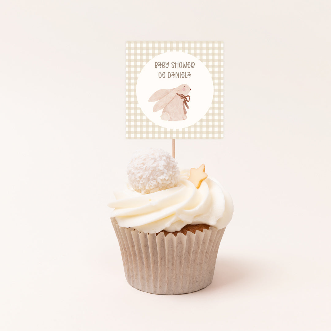 Pack de 12 toppers personalizados temática baby shower con conejito y estampado vichy beige para cupcakes y mesa dulce
