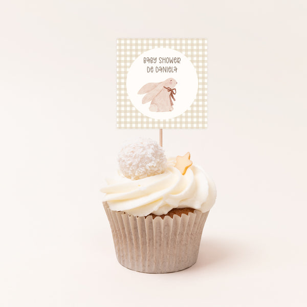 Pack de 12 toppers personalizados temática baby shower con conejito y estampado vichy beige para cupcakes y mesa dulce