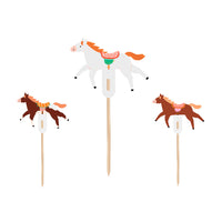 Detalle de los toppers de caballo para decorar cupcakes, altura aproximada 13 cm
