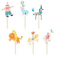 Detalle de los toppers de circo para decorar cupcakes, altura aproximada 9-11,5 cm