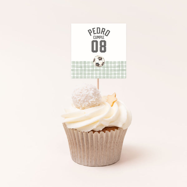 Pack de 12 toppers personalizados temática fútbol con balón y estampado vichy verde para cupcakes y mesa dulce de cumpleaños