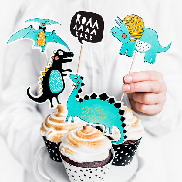 Toppers para tartas y cupcakes con diseños de dinosaurios. Pack de 5 unidades entre 15,5 y 20 cm de alto.