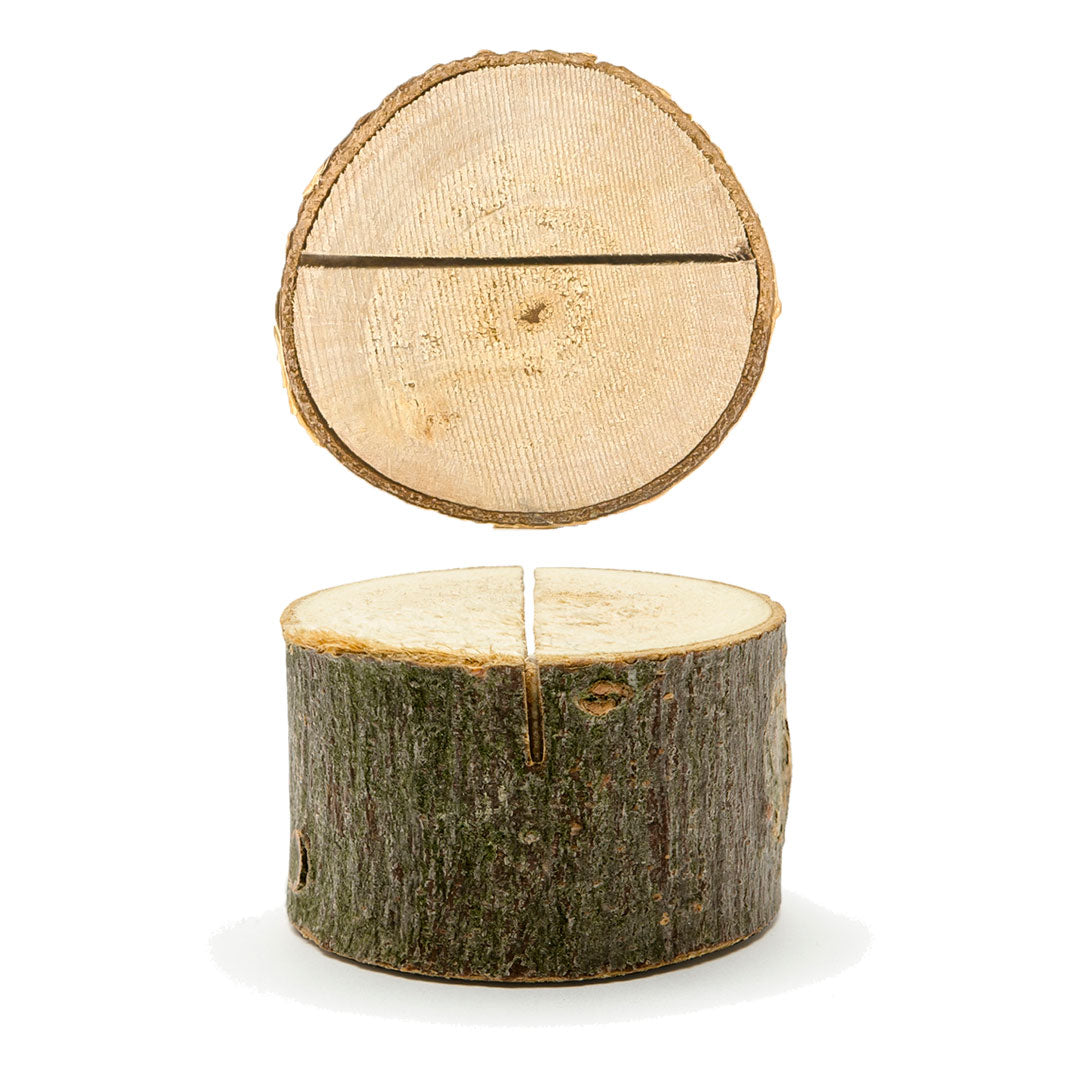 Detalle de porta tarjetas de madera natural con tarjeta de nombre