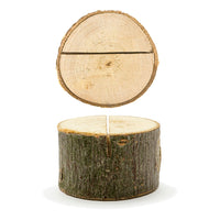 Detalle de porta tarjetas de madera natural con tarjeta de nombre