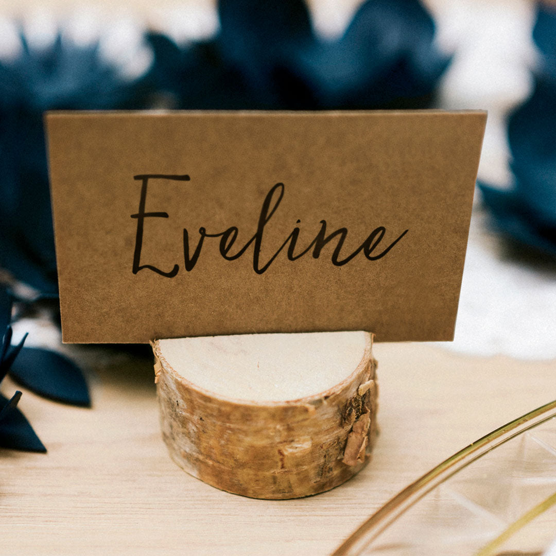 Troncos de madera porta tarjetas en mesa decorada