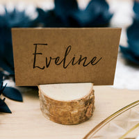 Troncos de madera porta tarjetas en mesa decorada