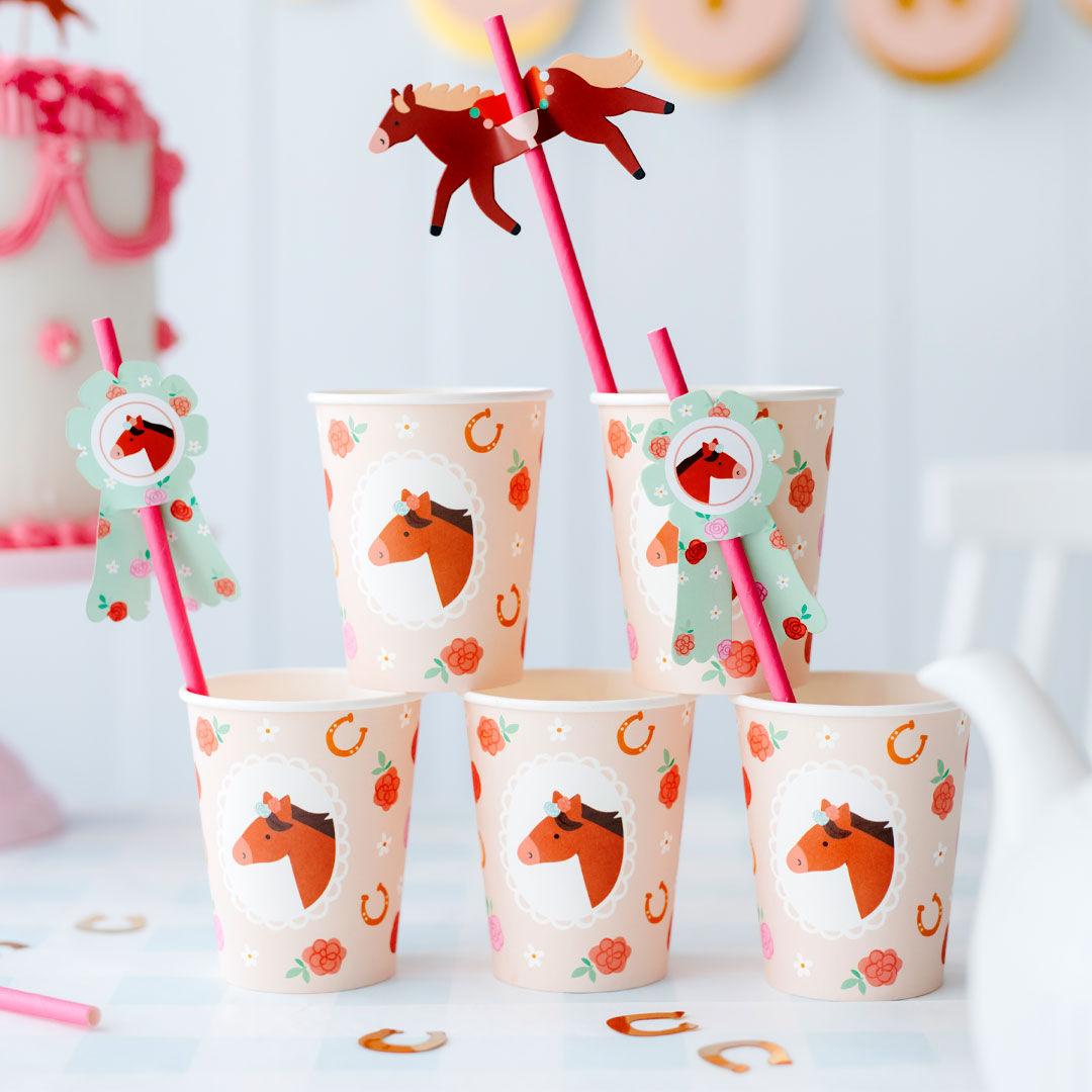 Vaso de papel con ilustración de caballo, rosas y herraduras para fiesta animales de granja