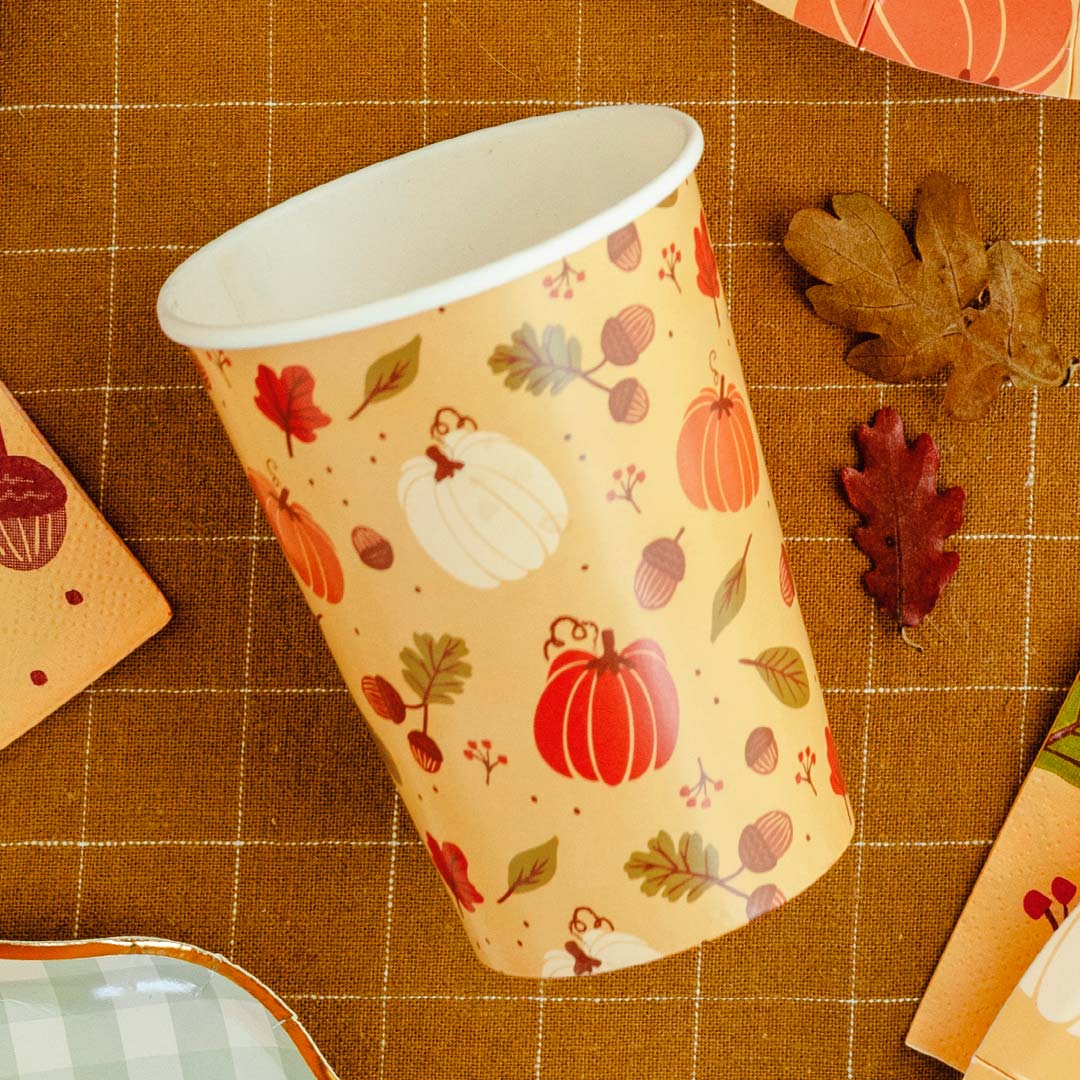 Vaso de papel con estampado de calabazas y bellotas en tonos naranjas para fiesta animales del bosque