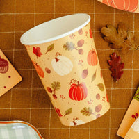 Vaso de papel con estampado de calabazas y bellotas en tonos naranjas para fiesta animales del bosque