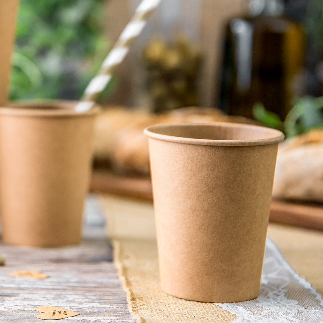 Vasos de papel kraft natural. Pack de 6 unidades (200 ml). Perfectos para fiestas y mesas dulces.