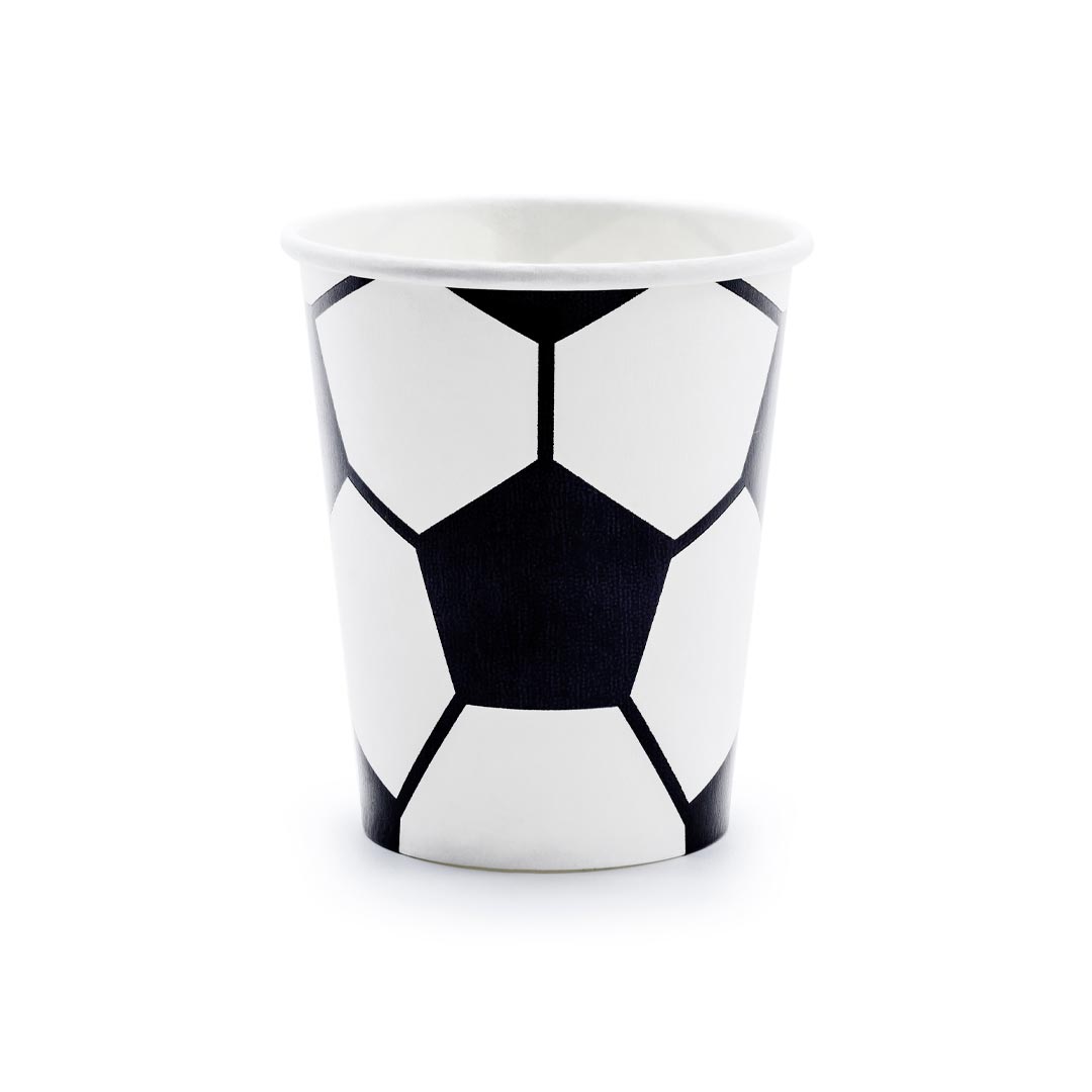 Detalle del diseño realista de balón de fútbol en negro brillante sobre vaso de papel blanco