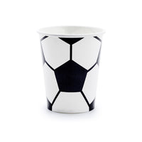 Detalle del diseño realista de balón de fútbol en negro brillante sobre vaso de papel blanco