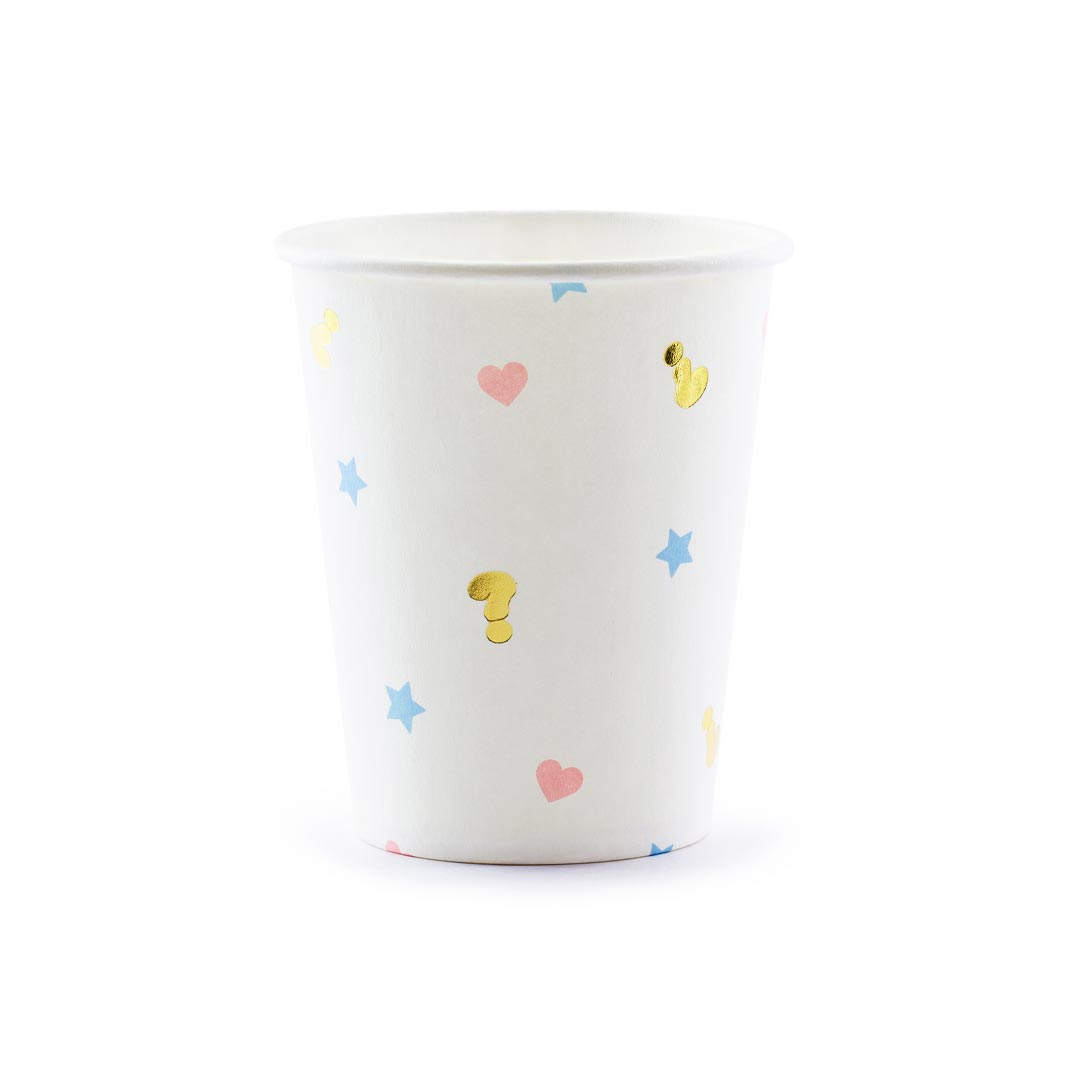 Detalle del estampado de estrellas corazones y signos de interrogación dorados en vaso blanco