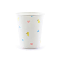 Detalle del estampado de estrellas corazones y signos de interrogación dorados en vaso blanco