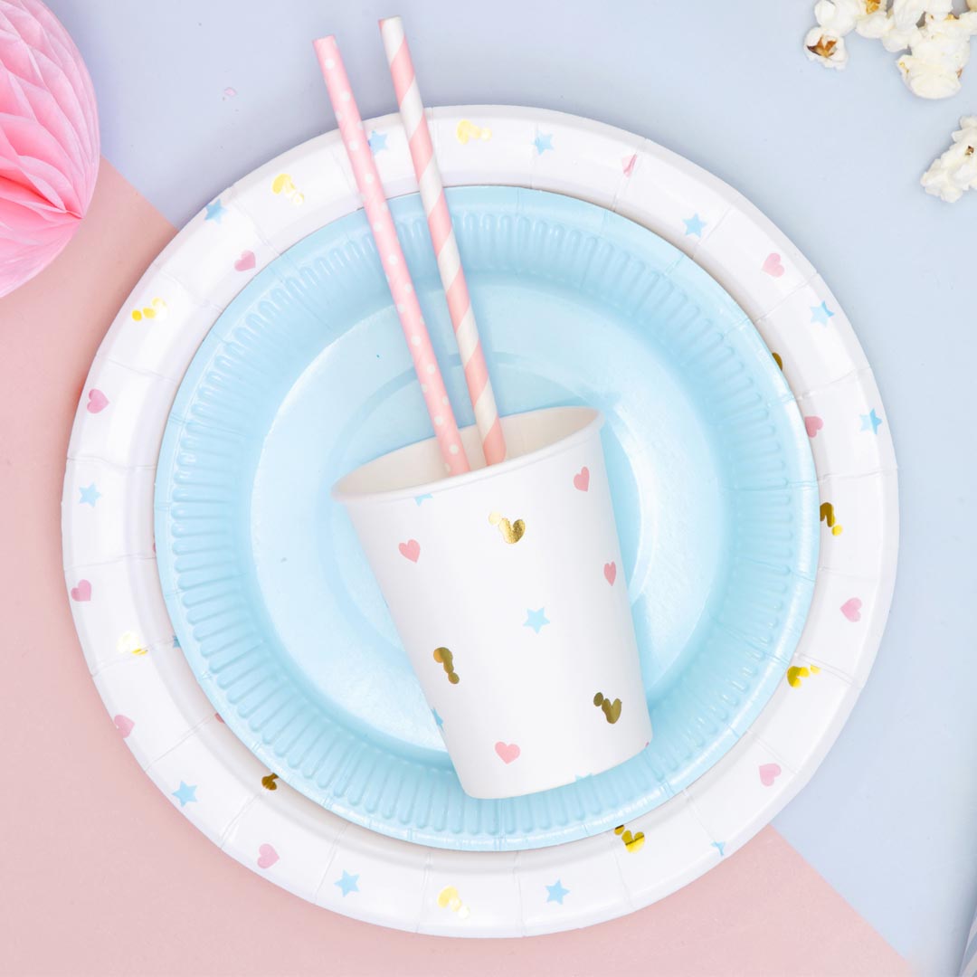 Vasos de papel Boy or Girl decorando mesa dulce de baby shower en azul rosa y dorado