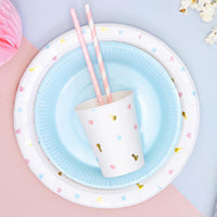 Vasos de papel Boy or Girl decorando mesa dulce de baby shower en azul rosa y dorado