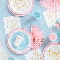 Mesa de baby shower decorada con vasos de papel Boy or Girl blancos con detalles dorados