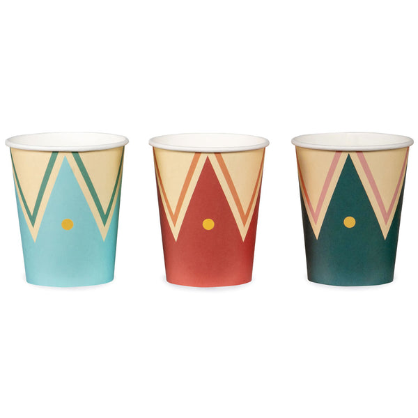 Detalle del diseño geométrico de triángulos y chevrones en vasos de papel circo surtidos