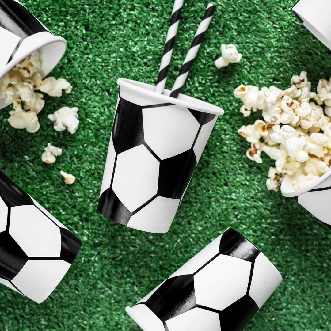 Vasos de papel balón de fútbol decorando fiesta deportiva temática de fútbol