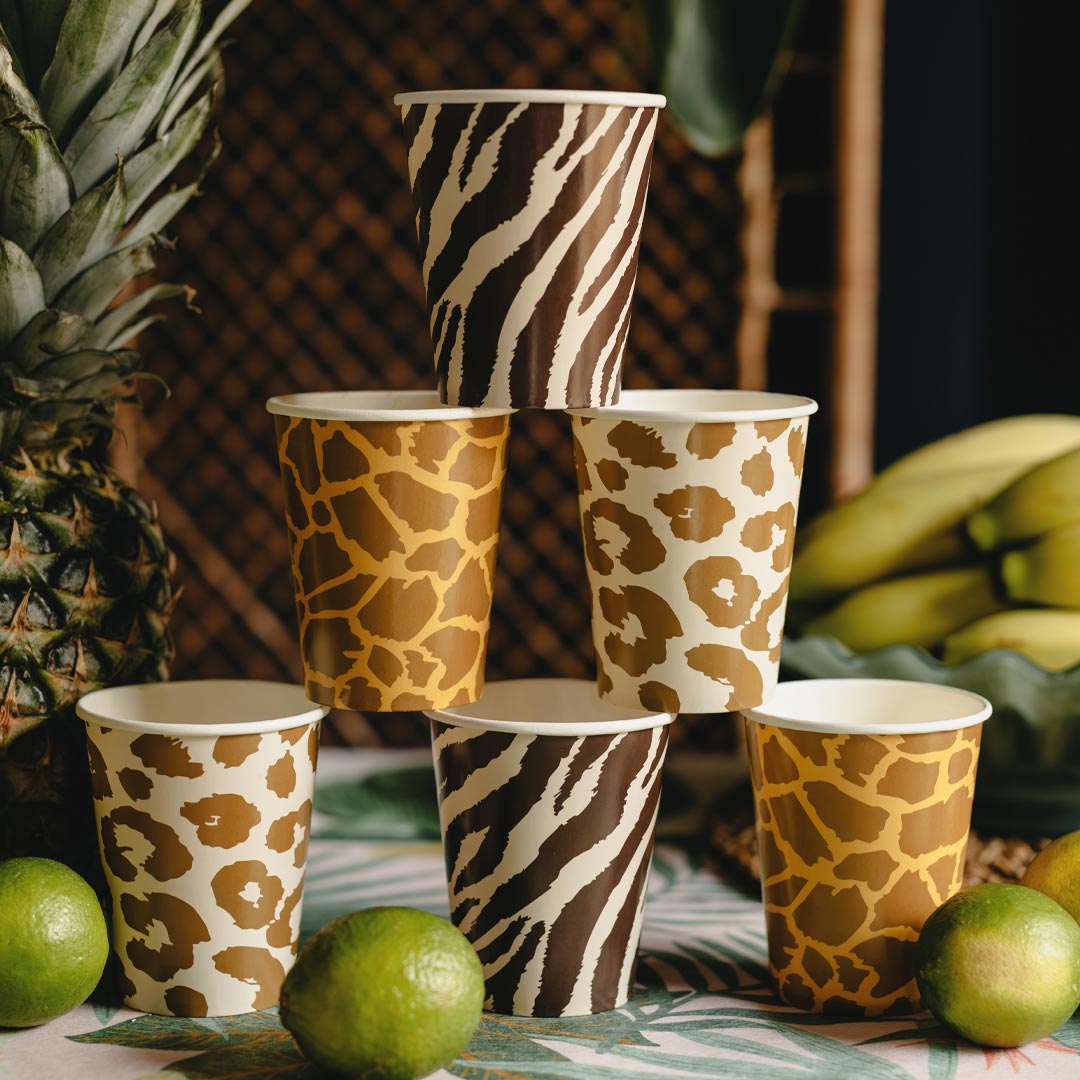 Vasos de papel safari decorando cumpleaños infantil temático de jungla y animales salvajes