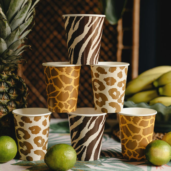 Vasos de papel safari decorando cumpleaños infantil temático de jungla y animales salvajes
