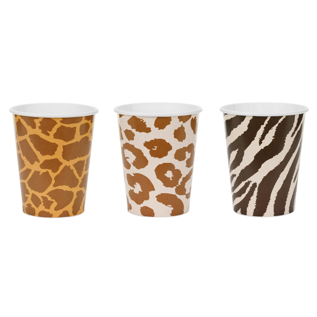 Detalle de los tres diseños de estampados de animales safari en vasos de papel