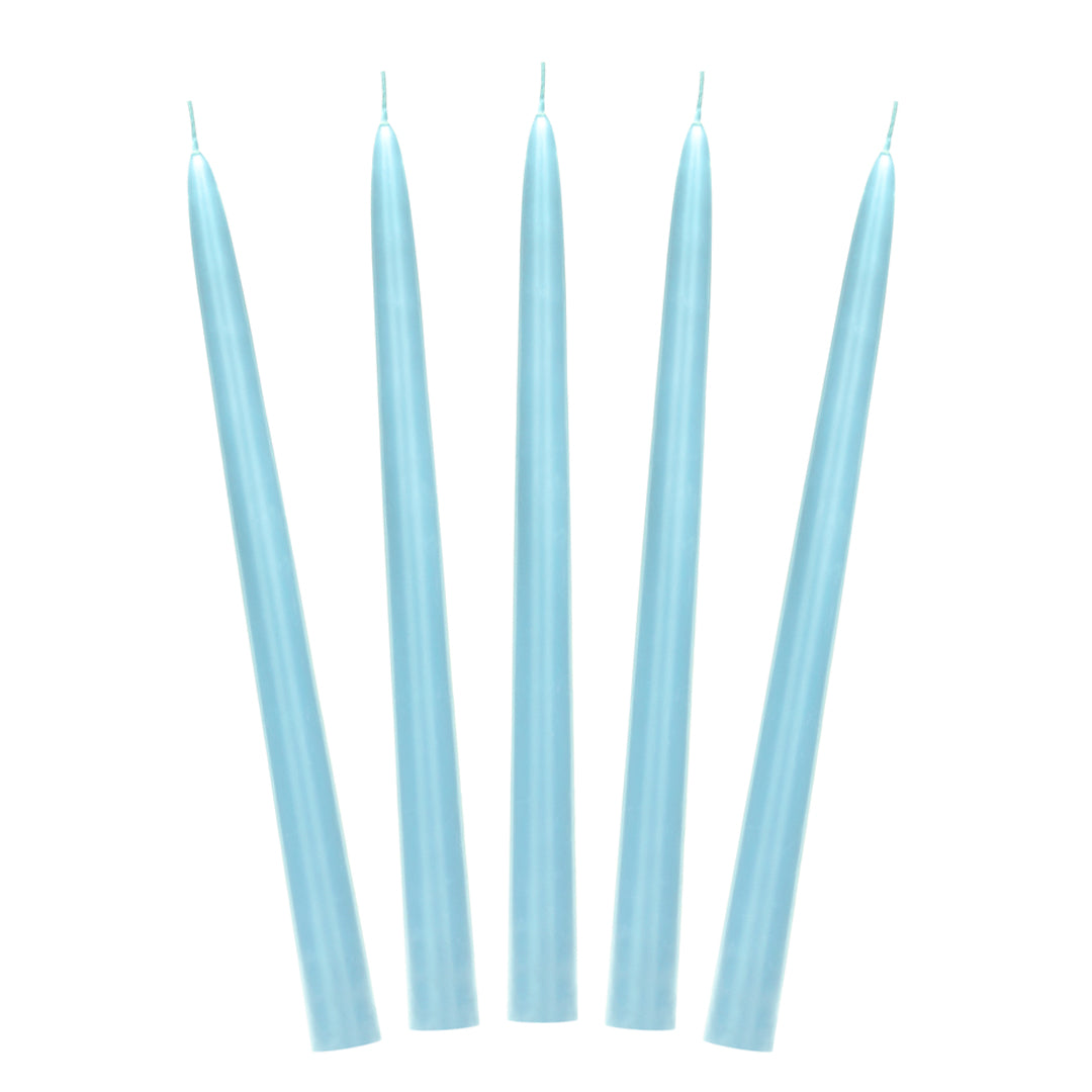 Detalle de las velas Cónicas para candelabros en color azul