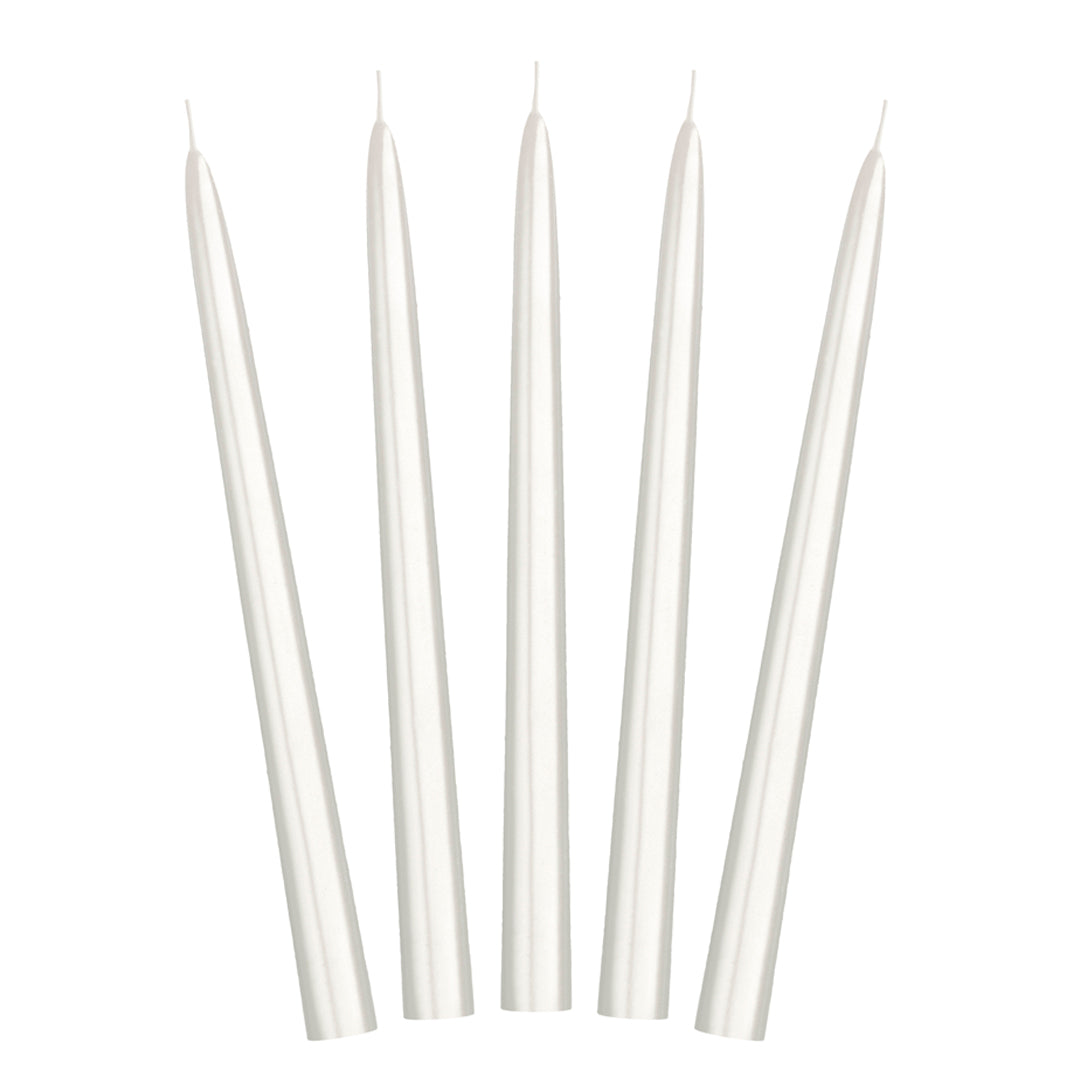 Detalle de las velas Cónicas para candelabros en color blanco