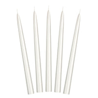 Detalle de las velas Cónicas para candelabros en color blanco