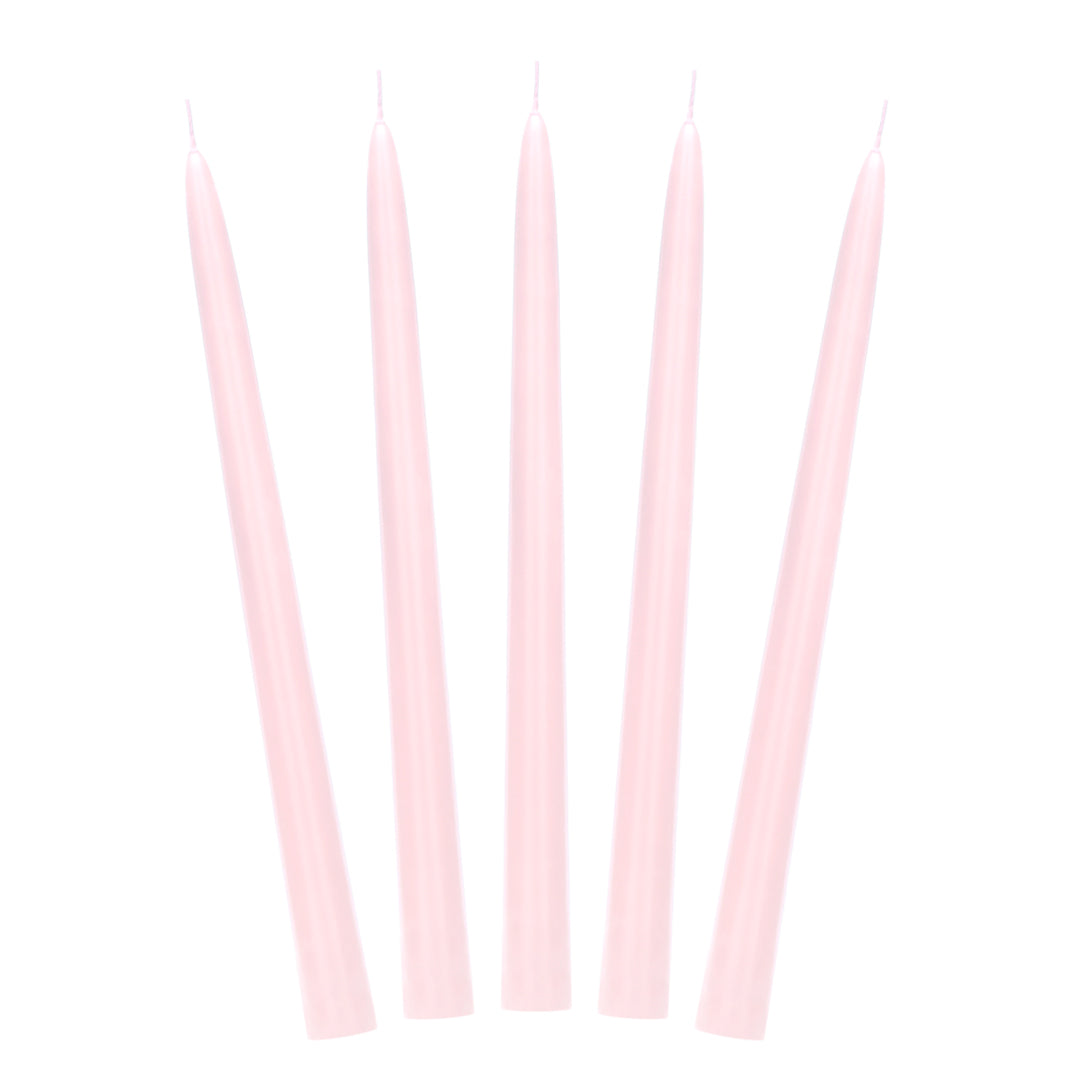 Detalle de las velas Cónicas para candelabros en color rosa