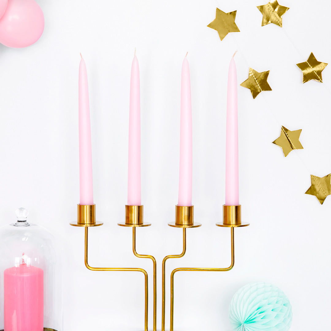 Velas Cónicas rosas en candelabro dorado