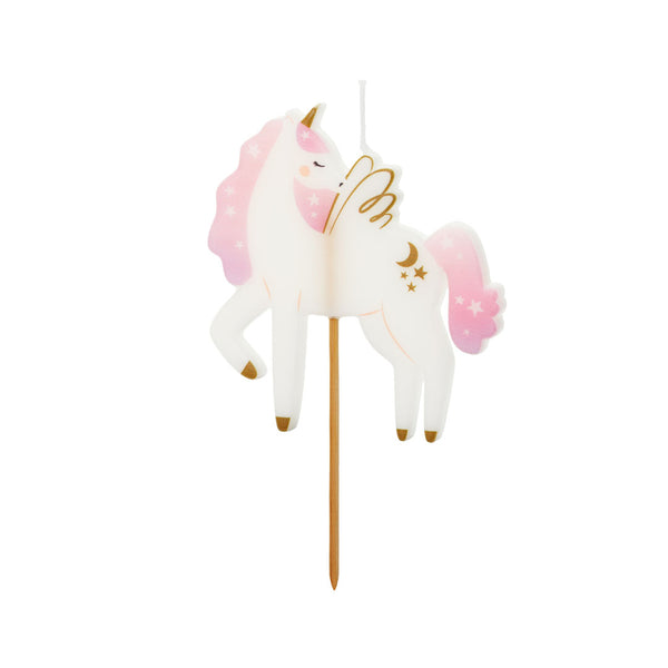 Detalle de la vela unicornio con melena rosa degradada cuerno y detalles dorados de luna y estrellas