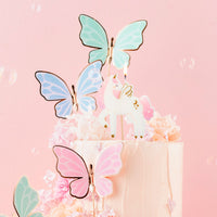 Vela de cumpleaños unicornio rosa y dorado decorando tarta de cumpleaños temática de unicornio