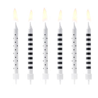detalle de las velas de cumpleaños en blanco y negro con topos y rayas