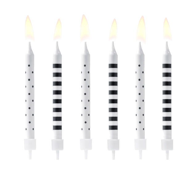 detalle de las velas de cumpleaños en blanco y negro con topos y rayas