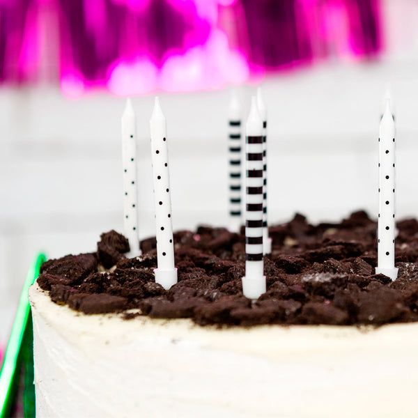 velas de cumpleaños en blanco y negro con topos y rayas