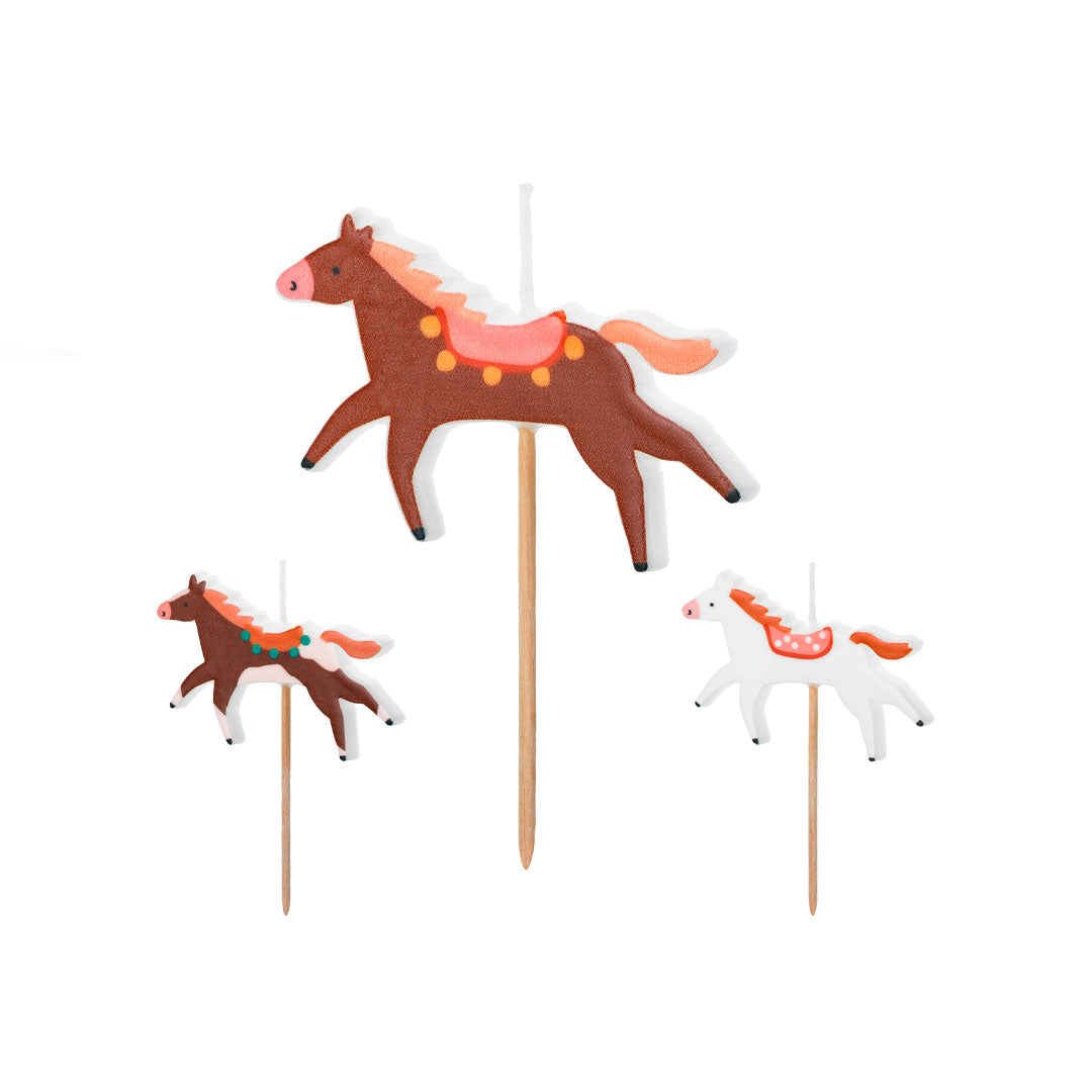 Detalle de las velas de cumpleaños caballo montadas sobre varilla de madera