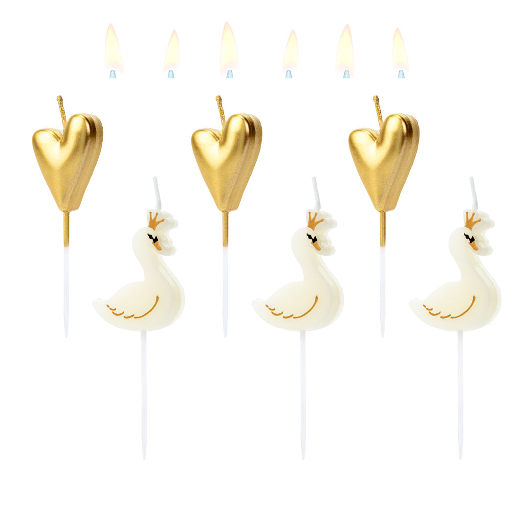 detalle de las velas de cumpleaños con forma de cisne blanco y corazón dorado