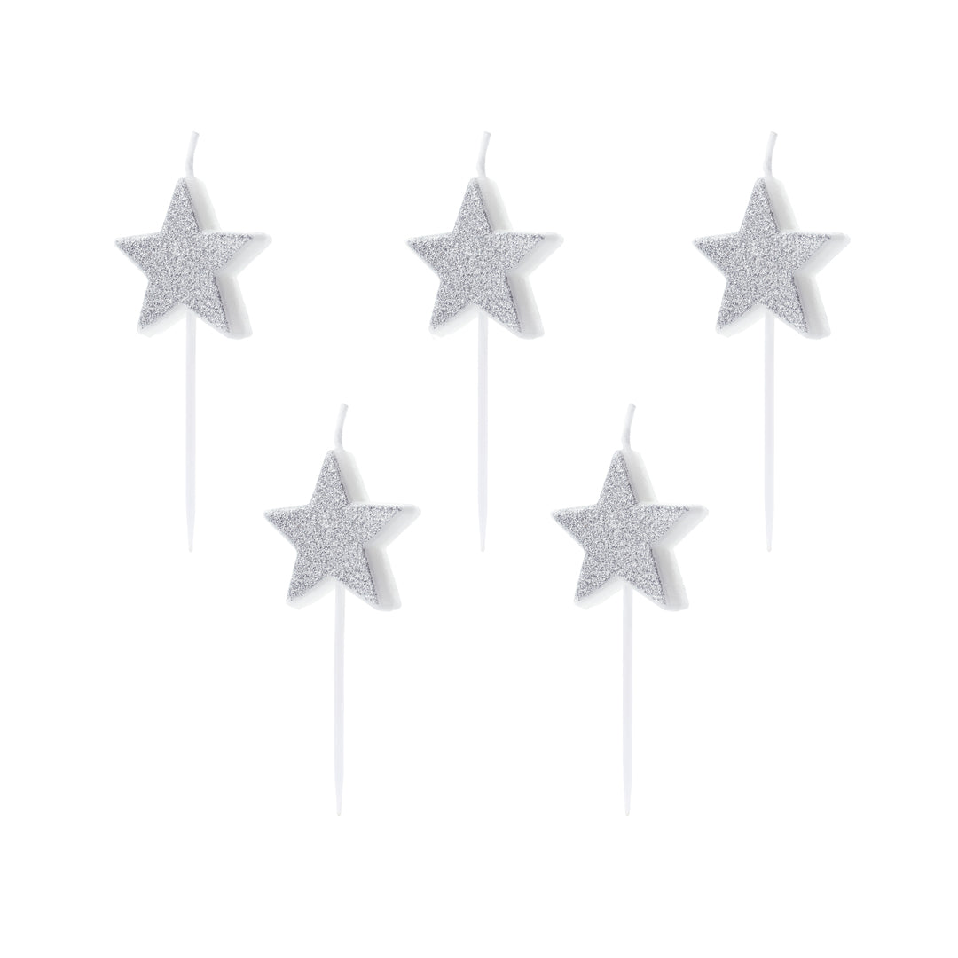 detalle de las velas de cumpleaños con forma de estrella en color plata brillante