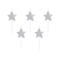 detalle de las velas de cumpleaños con forma de estrella en color plata brillante