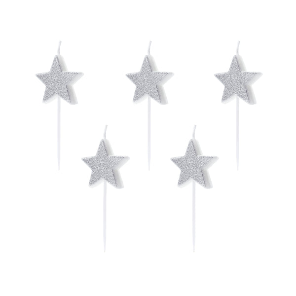 detalle de las velas de cumpleaños con forma de estrella en color plata brillante