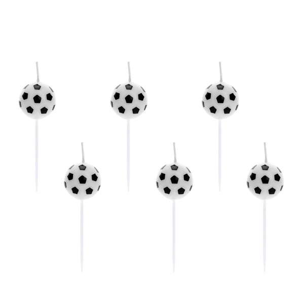 Detalle de las velas de cumpleaños esféricas con diseño realista de balón de fútbol negro y blanco