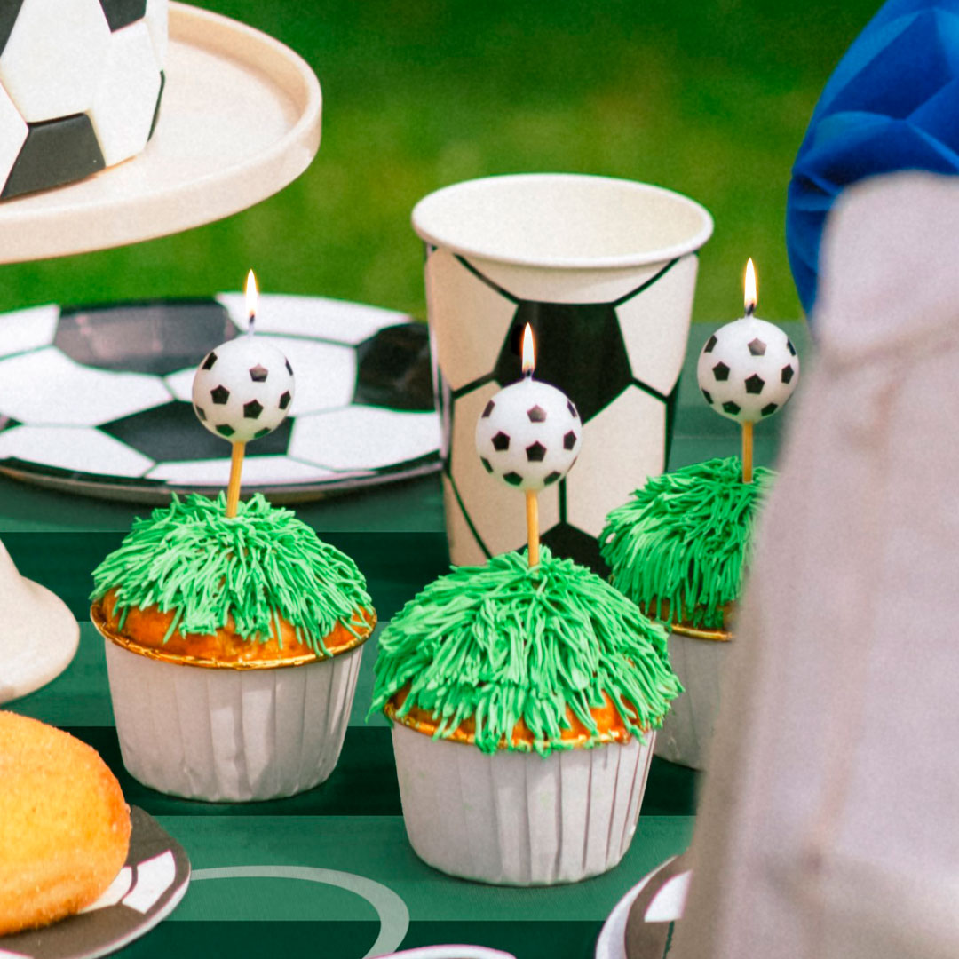 Velas de cumpleaños balones de fútbol decorando tarta de cumpleaños temática de fútbol
